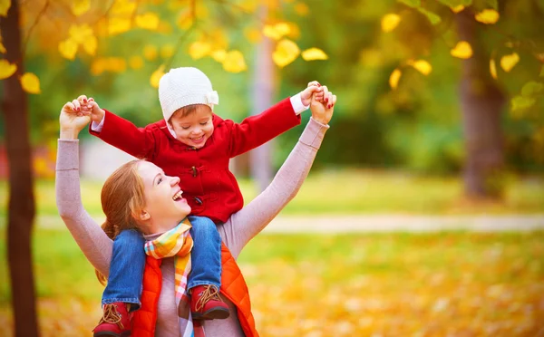 Happy family: mother and child little daughter play cuddling on — Stock Photo, Image