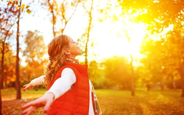 Happy girl enjoying life and freedom in the autumn on nature — Stock Photo, Image