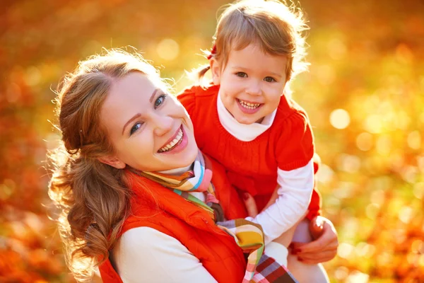 Happy family: mother and child little daughter play cuddling on — Stock Photo, Image