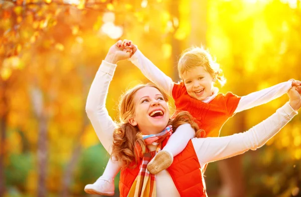 Happy family: mother and child little daughter play cuddling on — Stock Photo, Image