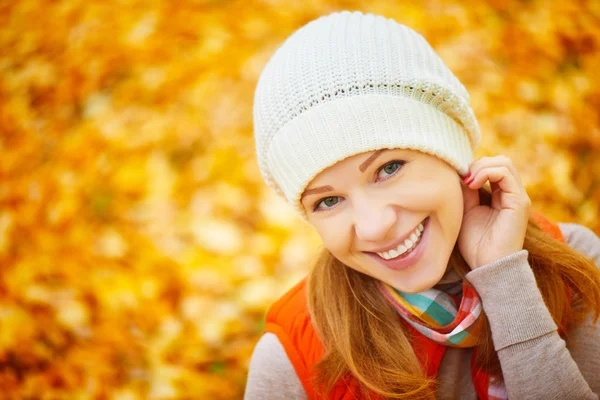 Face of happy girl with autumn leaves on walk — Stock Photo, Image