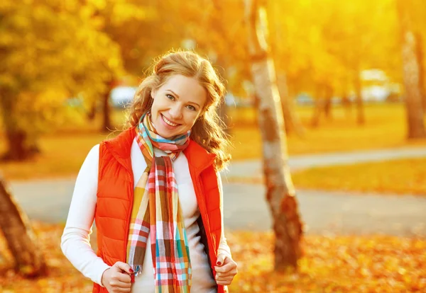 Menina feliz com folhas de outono no passeio — Fotografia de Stock