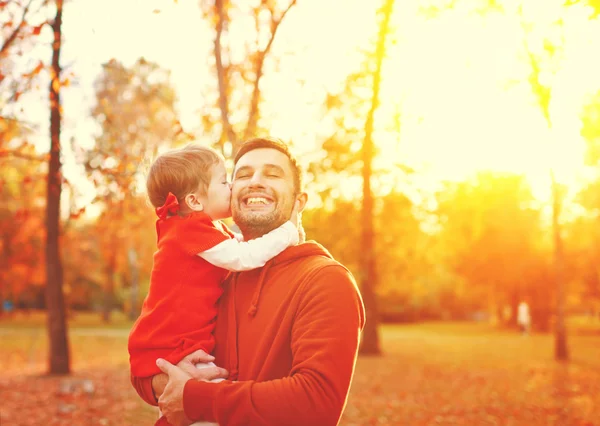 Família feliz. filha beijando e abraçando seu pai em um passeio em — Fotografia de Stock