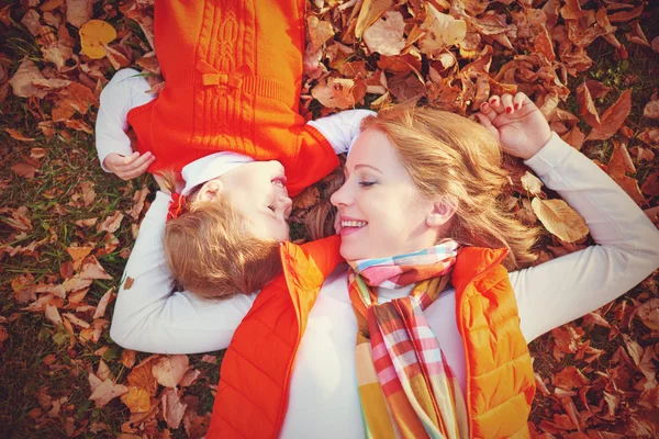 Lycklig familj: mor och barn lilla dotter spela krama på — Stockfoto