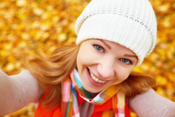 Selfie. beautiful woman photographing themselves outdoors in aut — Stock Photo, Image