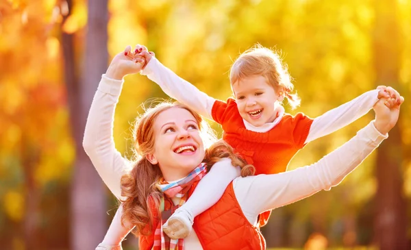 Happy family: mother and child little daughter play cuddling on — Stock Photo, Image