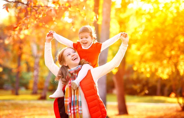 Famille heureuse : mère et enfant petite fille jouer câlins sur — Photo