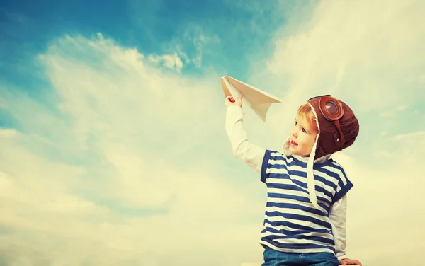 Счастливый ребенок мечтает стать летчиком и играет по плану — стоковое фото
