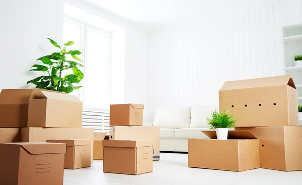 Move. lots of cardboard boxes in empty new apartment — Stock Photo, Image