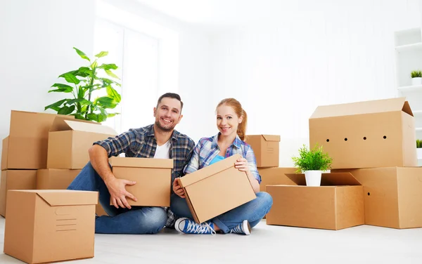 Me mudo a un apartamento nuevo. Familia feliz pareja y caja de cartón — Foto de Stock