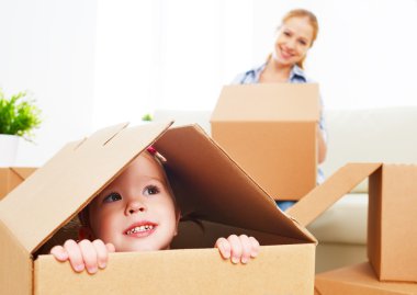 mutlu bir aile yeni bir daire taşır. bir cardboa mutlu bebek