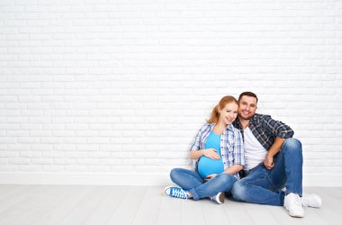 mutlu çift karı koca hamile yakınındaki boş tuğla duvar