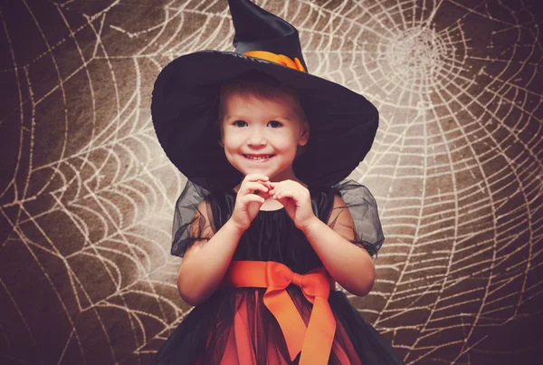 Хэллоуин. смешная маленькая ведьма — стоковое фото