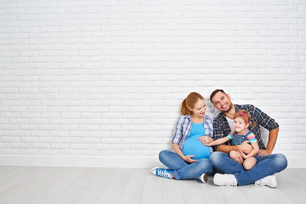 Pai da família feliz e mãe grávida e filha criança perto — Fotografia de Stock