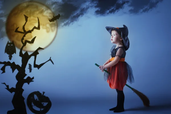 Halloween. Strega bambino che vola su manico di scopa al tramonto cielo notturno . — Foto Stock