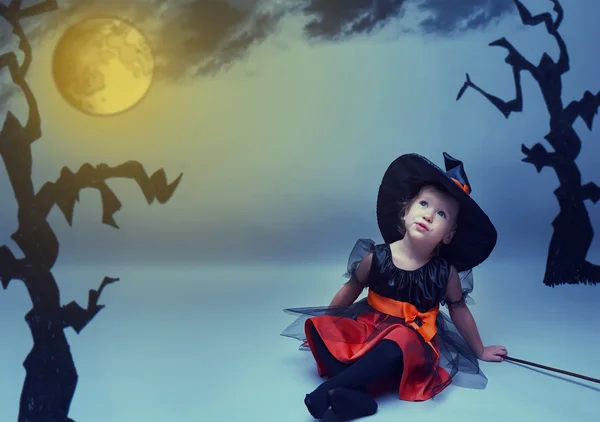 Halloween. little witch dreams fly to the moon in night sky — Stock Photo, Image