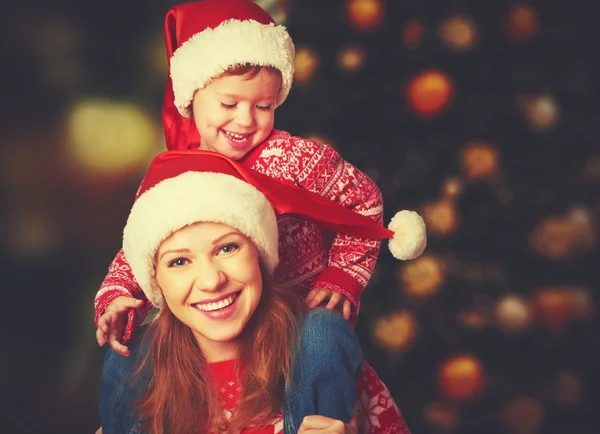 Família feliz mãe e criança brincando no Natal — Fotografia de Stock