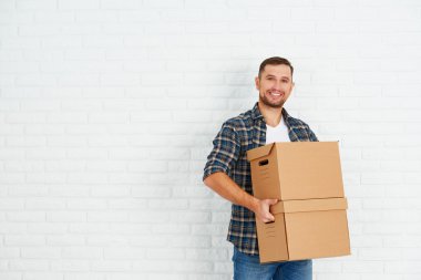 yeni bir daireye taşınıyor. karton kutular ile mutlu adam
