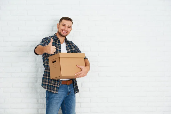 Moving to a new apartment. happy man with cardboard boxes — Stock Photo, Image