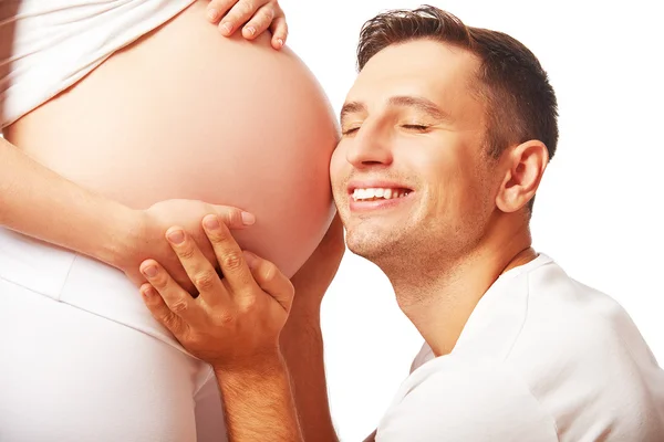 Ventre de femme enceinte et heureux homme futur père — Photo