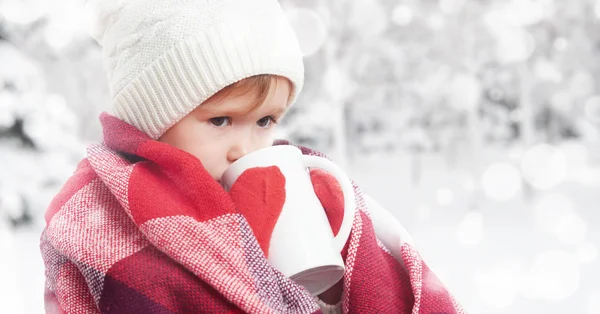 Gelukkig kind meisje met kopje warme drank op koude winter buiten — Stockfoto