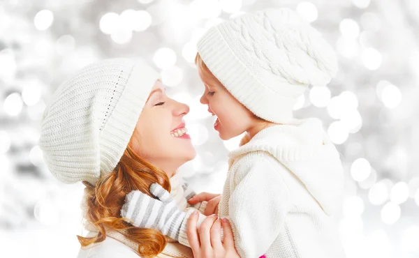Glad familj mor och barn baby dotter på en vinterpromenad — Stockfoto