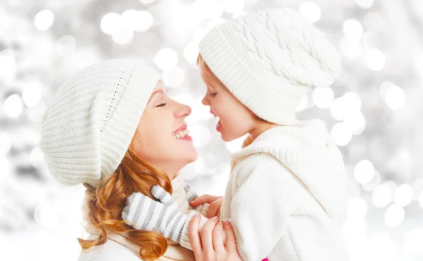 Família feliz mãe e criança bebê filha em uma caminhada de inverno — Fotografia de Stock