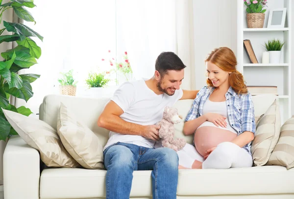 Familia feliz en previsión del nacimiento del bebé. Mujeres embarazadas. —  Fotos de Stock