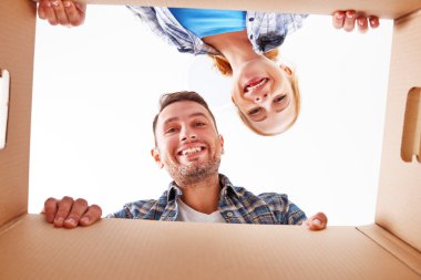 yeni bir daireye taşınıyor. Mutlu aile çift ve karton kutu