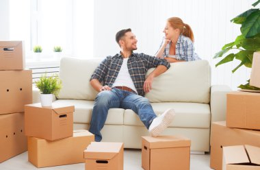 yeni bir daireye taşınıyor. Mutlu aile çift ve karton kutu