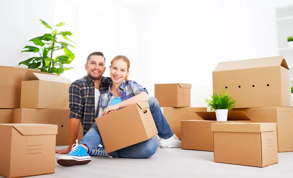 Vou mudar-me para um novo apartamento. casal feliz família e caixa de papelão — Fotografia de Stock