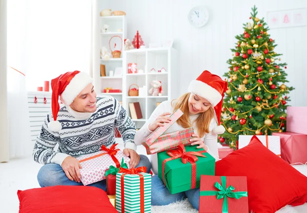 Felice coppia di famiglia con un regalo a Natale a casa — Foto Stock