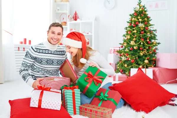 Feliz pareja familiar con un regalo en Navidad en casa —  Fotos de Stock