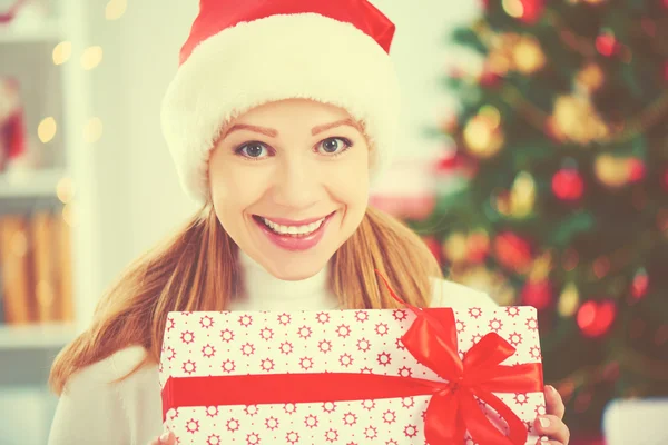 Mulher feliz com Christma presente em casa — Fotografia de Stock