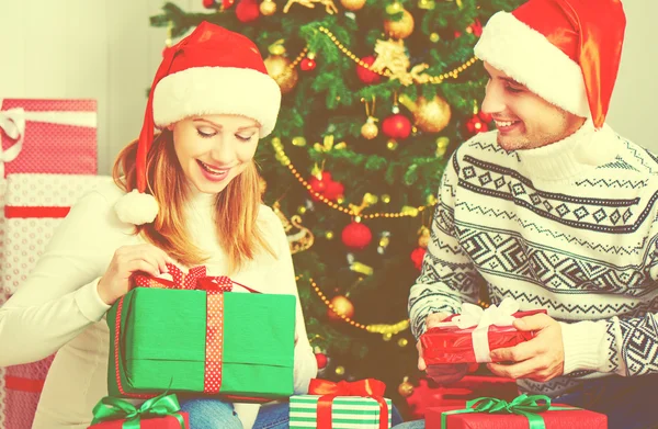 Feliz pareja familiar con un regalo en Navidad en casa — Foto de Stock