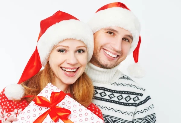 Joyeux couple de famille avec cadeaux de Noël sur blanc — Photo