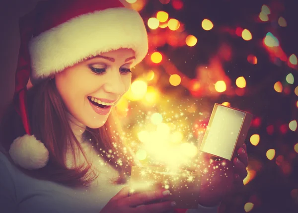 Mujer feliz con regalos mágicos de Navidad — Foto de Stock