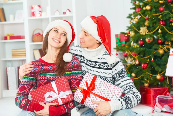 Šťastný rodinný pár s dárkem na Vánoce doma — Stock fotografie