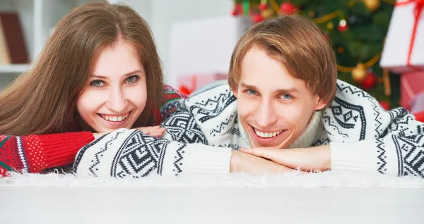 Cara de feliz pareja familiar en Navidad en casa —  Fotos de Stock
