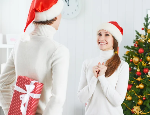 Julklapp. man ger en kvinna närvarande presentförpackning — Stockfoto