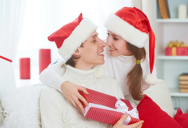 Um presente de Natal. mulher dá um homem presente caixa — Fotografia de Stock