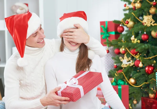 Χριστουγεννιάτικο δώρο. ο άνθρωπος δίνει μια γυναίκα παρόντες κιβώτιο δώρων — Φωτογραφία Αρχείου