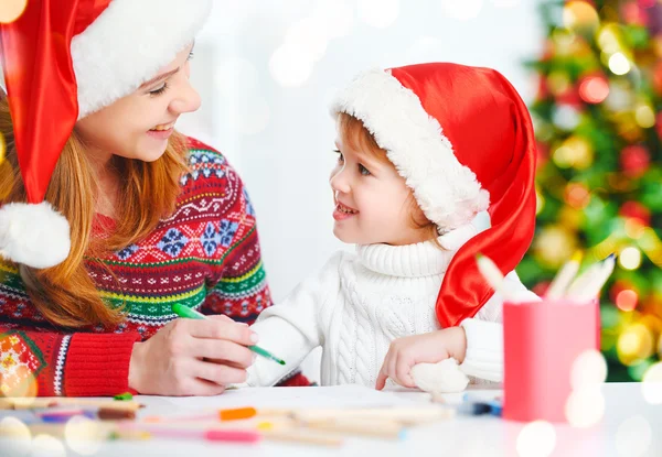 Heureux famille mère et enfant fille écrire aletter à Santa o — Photo