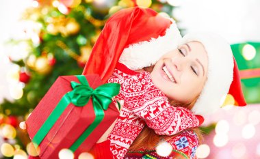 Noel mutlu bir aile. Anne ve çocuk sarılma ve GIF vermek