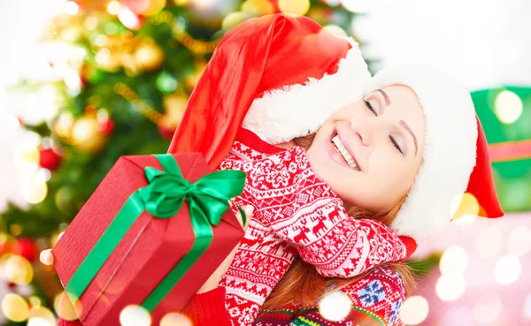 Família feliz no Natal. mãe e filho abraçando e dar gif — Fotografia de Stock