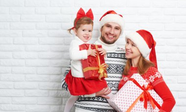 Mutlu aile anne, baba ve çocuk Noel