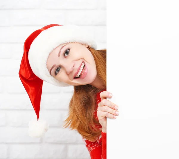 Mulher feliz no Natal com cartaz branco vazio em branco — Fotografia de Stock