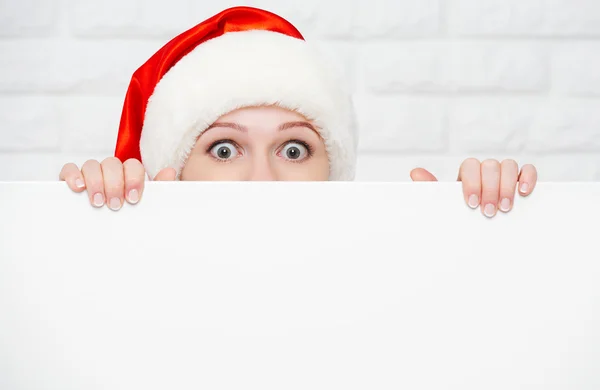 Mulher feliz no Natal com cartaz branco vazio em branco — Fotografia de Stock