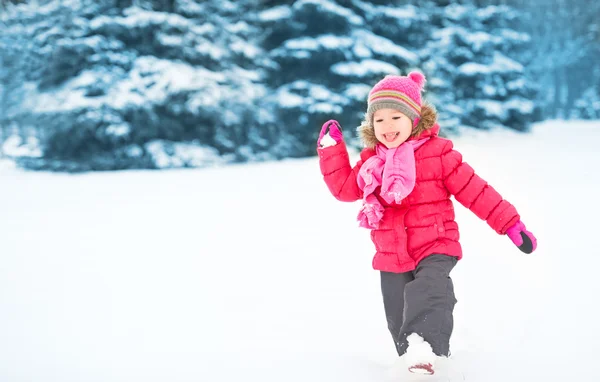 Gelukkig kind meisje op een wandeling van de winter. — Stockfoto