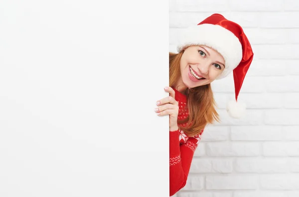 Mujer feliz en Navidad con cartel blanco vacío en blanco —  Fotos de Stock